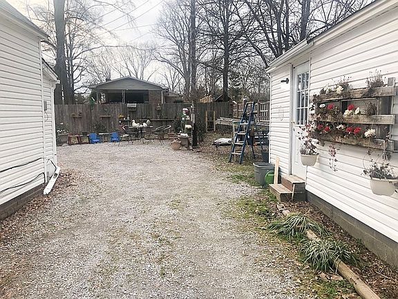 2nd image of 400 Foster Park St