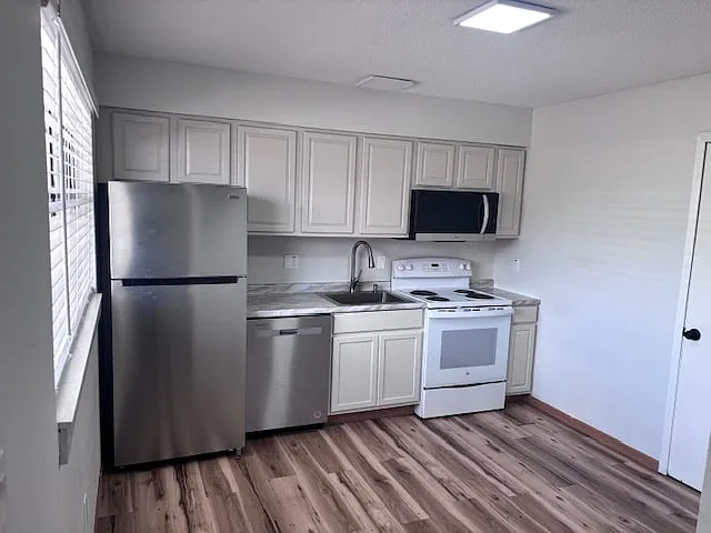 4 Bonne Terre Dr