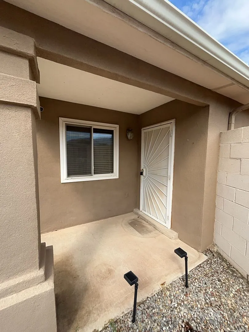 3 Bedroom, 2 Bathroom Home! Schedule a Showing! — Photo 3