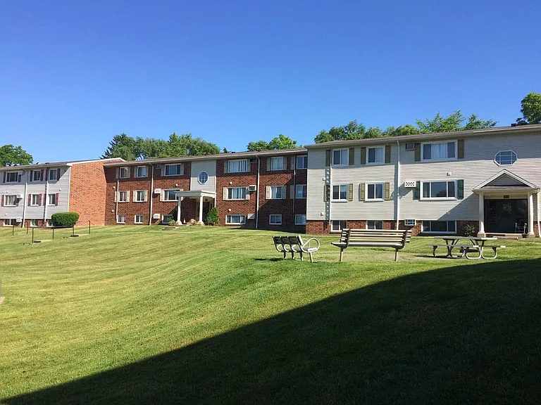 Stoney Creek Apartments — Photo 32