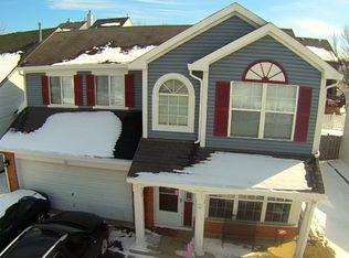 39 E Rustic Ln, Round Lake Beach, IL 60073