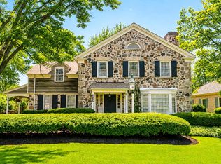 225 W Nokomis Ct, Fox Point, WI 53217