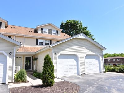 1339 Meadowcreek Dr UNIT B, Pewaukee, WI, 53072
