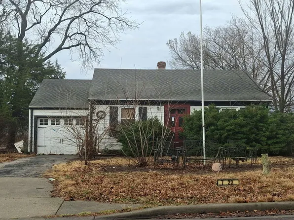 7523 Marty St, Overland Park, KS 66204