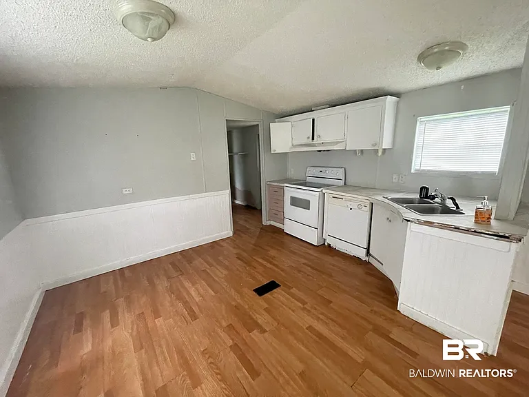 426 Robin Cir — Photo 5