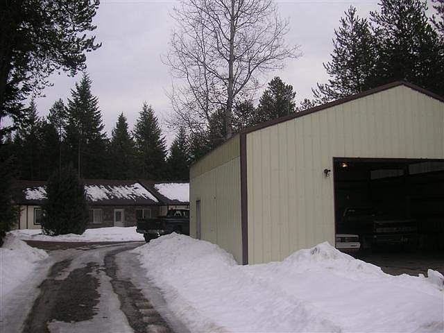 Great sho with circular driveway