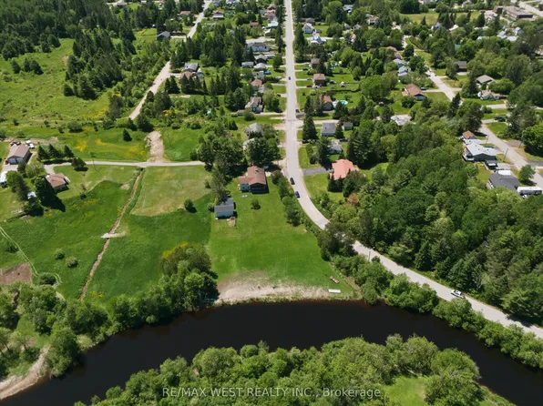 236 Queen St, Burk's Falls, ON P0A 1C0