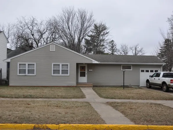 417 NE 7th St, Madison, SD 57042