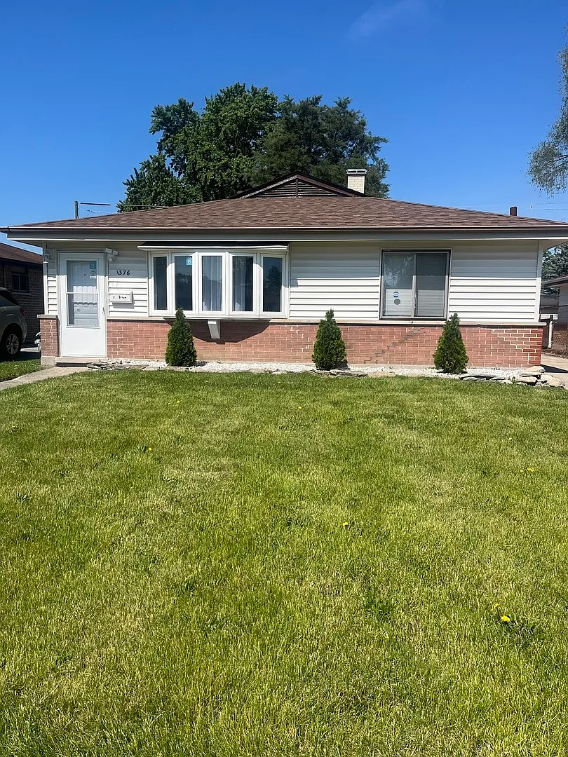 1376 Greenbay Ave photo 1