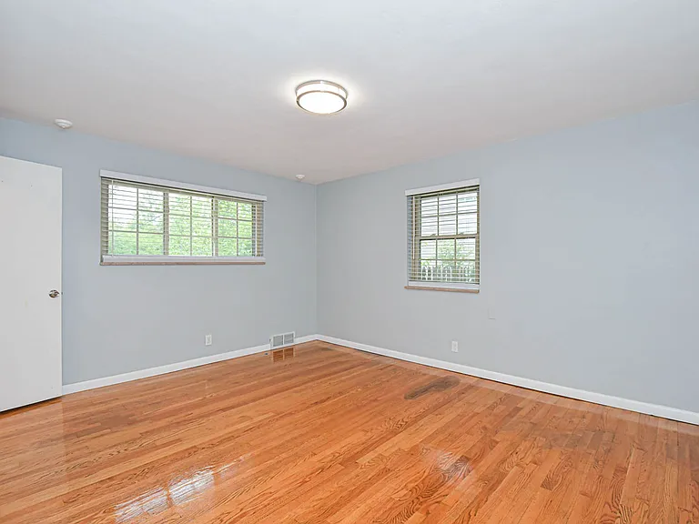 819 Renee Ln — Photo 24