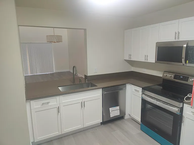 302 Lakeview Dr E #302 — Photo 3