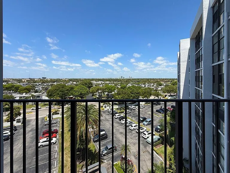 800 Parkview Dr #823 — Photo 22