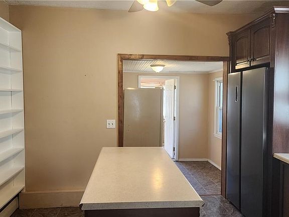 3rd image of 702 Hyatt St