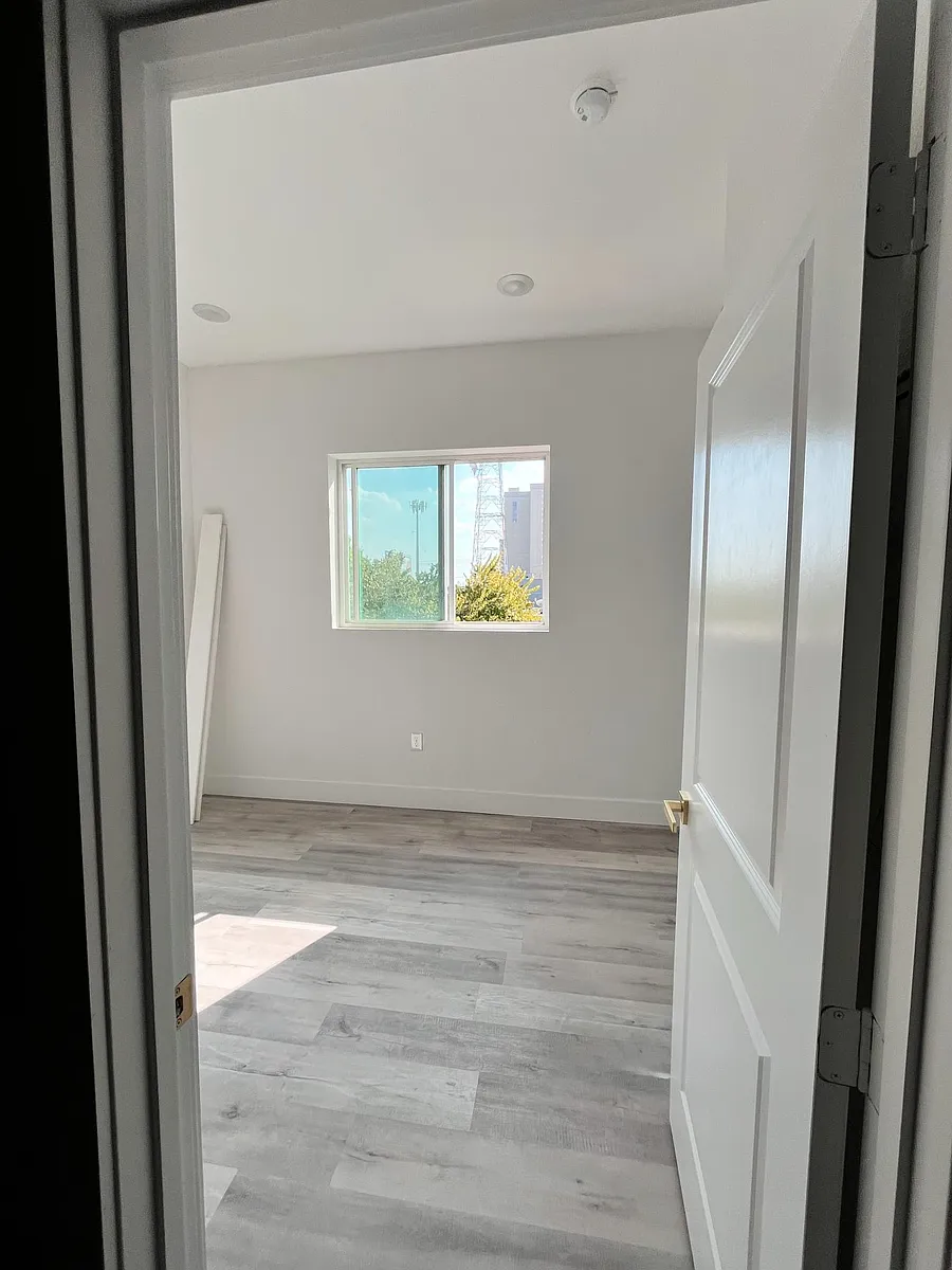 Building Photo - 4915-4921 Bryan St #203