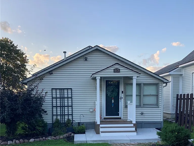 8876 Maple Dr — Photo 1