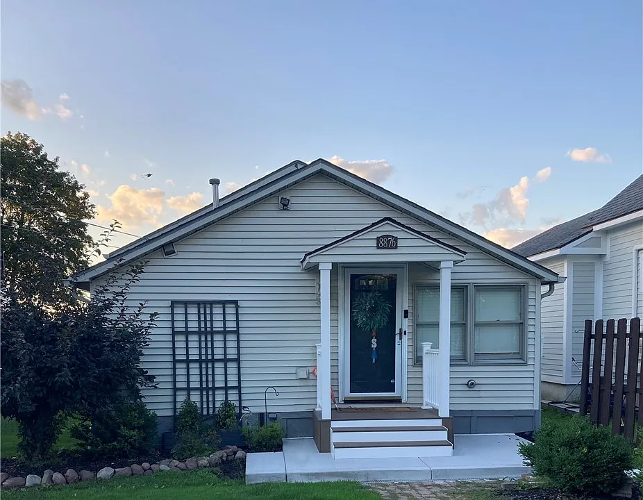 8876 Maple Dr