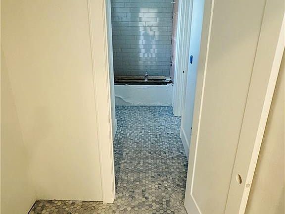 4th image of 221 E Maple Ridge Dr