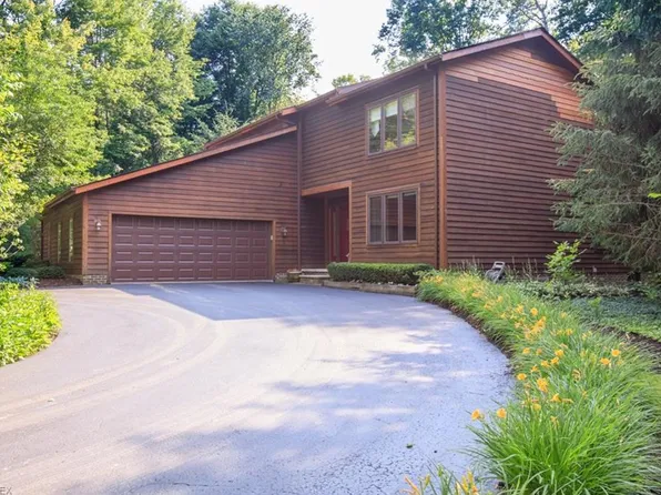 10960 Lakebrook Dr, Kirtland, OH 44094