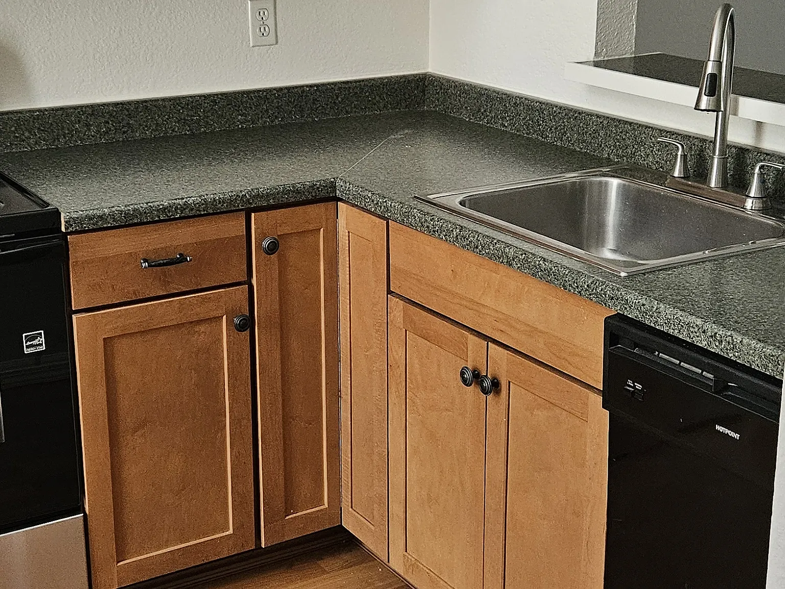 2 bed, 1.5 bath, 905 sqft, $2,300 — Photo 3