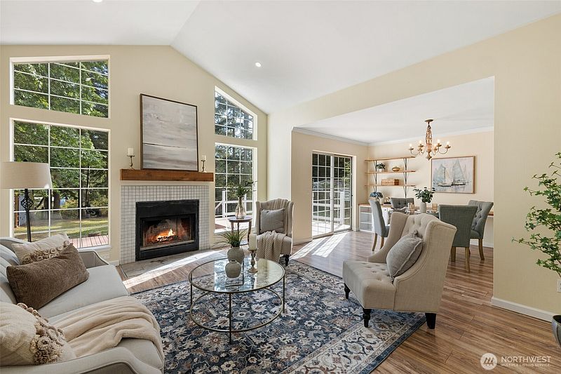 2nd image of 1006 NE Pennington Loop