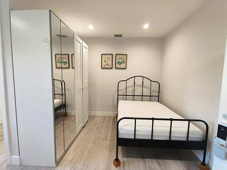 1410 W 37th Pl #B2 — Photo 13