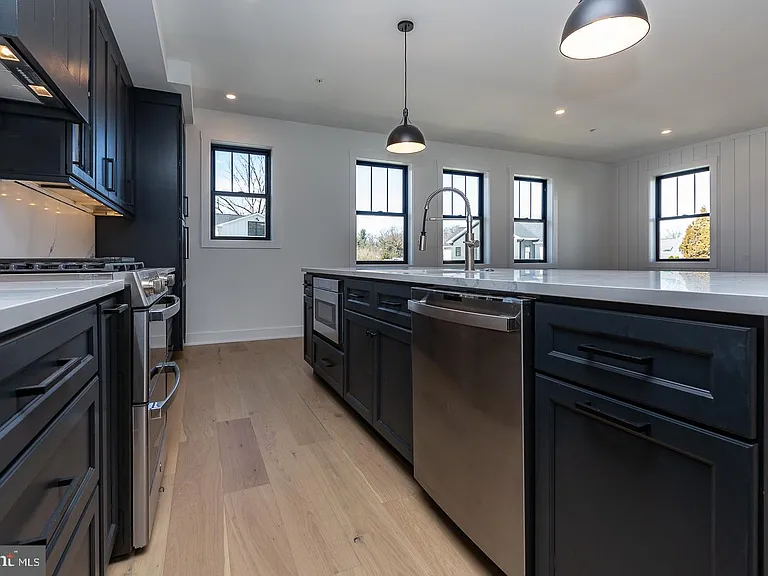 981 Henry Ave — Photo 13
