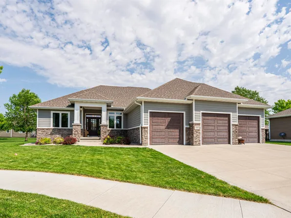 585 Sandstone Cir, Dakota Dunes, SD 57049