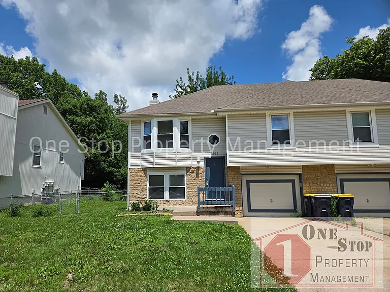 7902 NW 79th Pl — Photo 2
