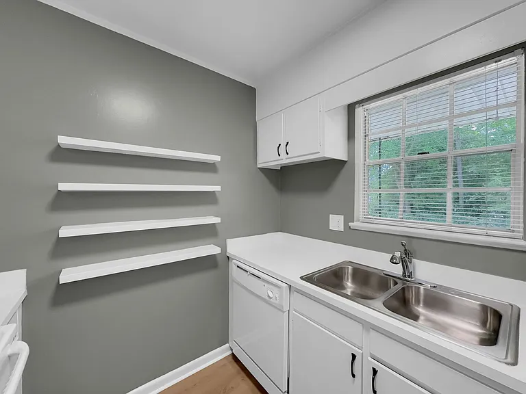 Chateau Orleans Apartments — Photo 5