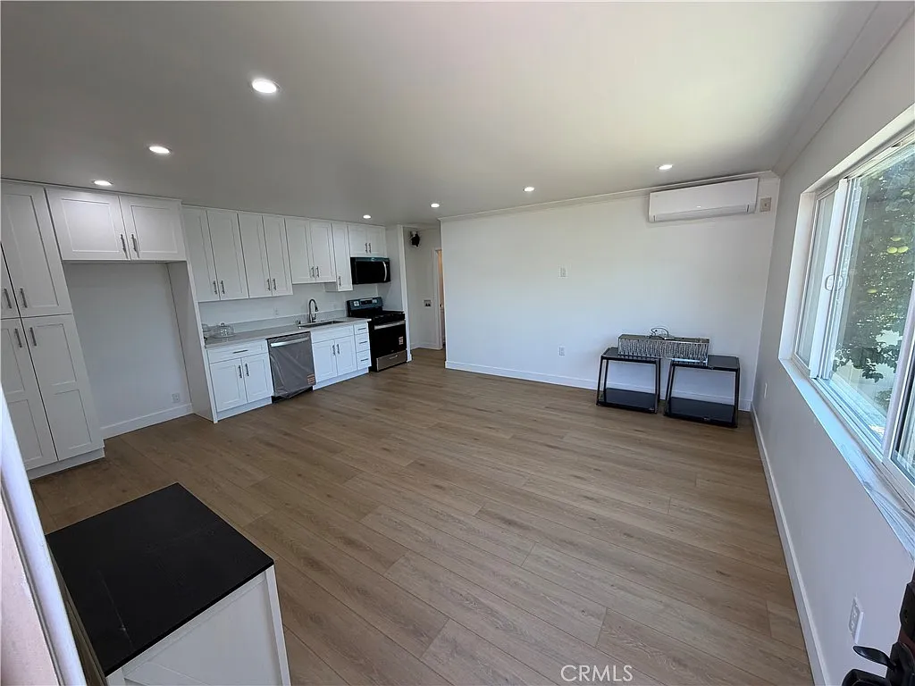 1 bed, 550 sqft, $2,100 — Photo 2