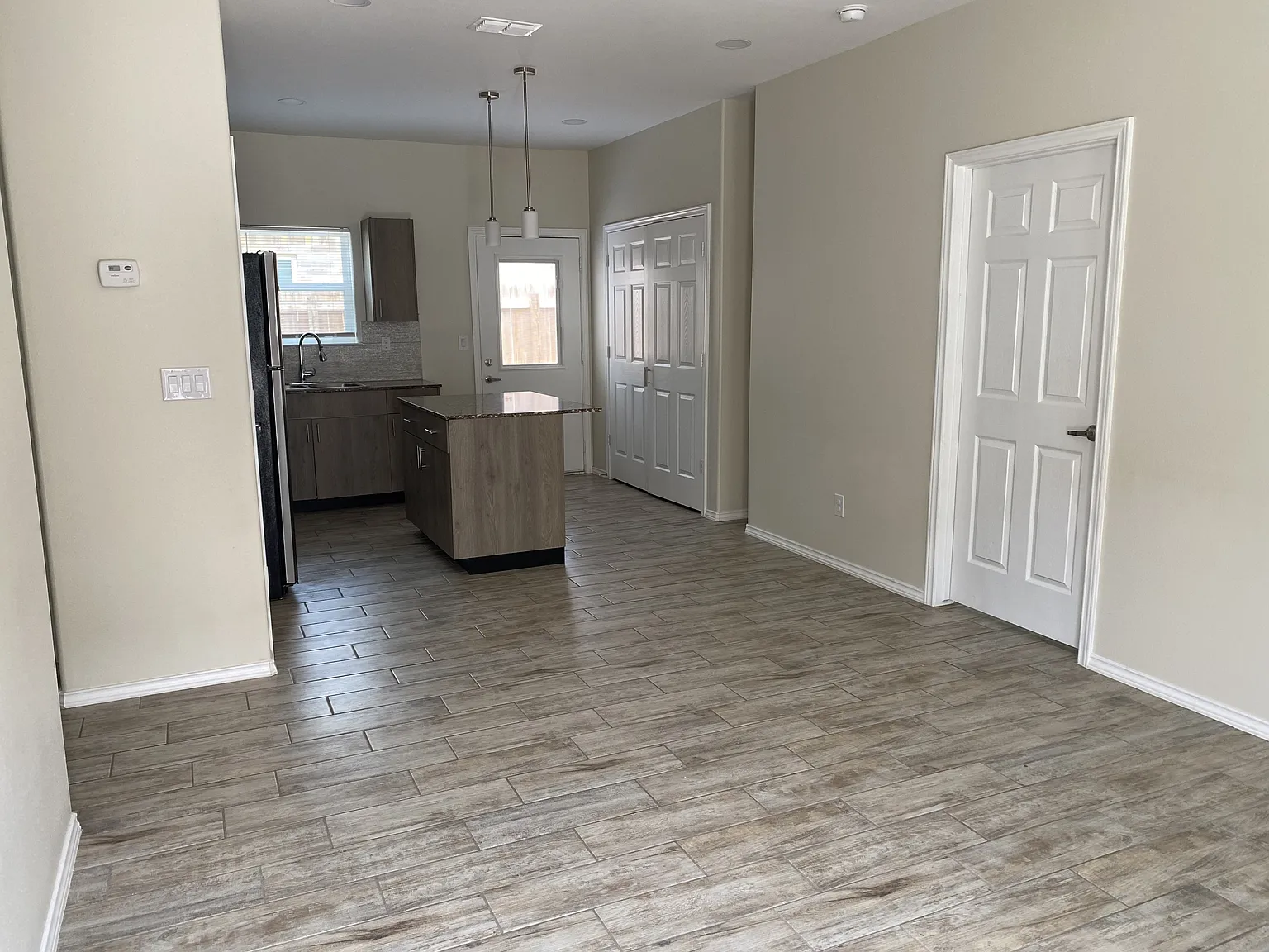 Hiawatha Apartments - 4903-01 — Photo 2