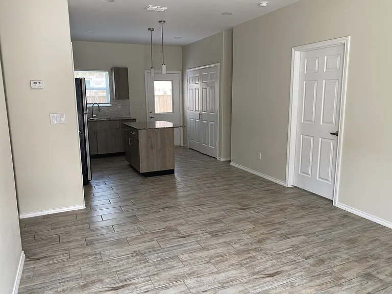 4903 N Hiawatha Dr #1 — Photo 2