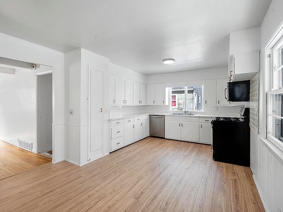4th image of 3104 Temple St
