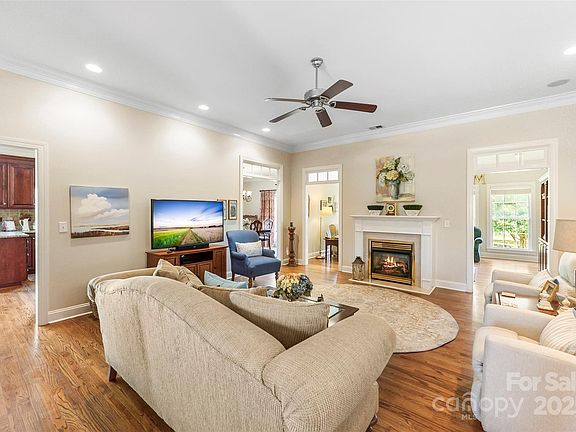 5th image of 130 Hazeltine Ct