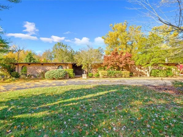 141 Executive Estates Dr, Saint Louis, MO 63141