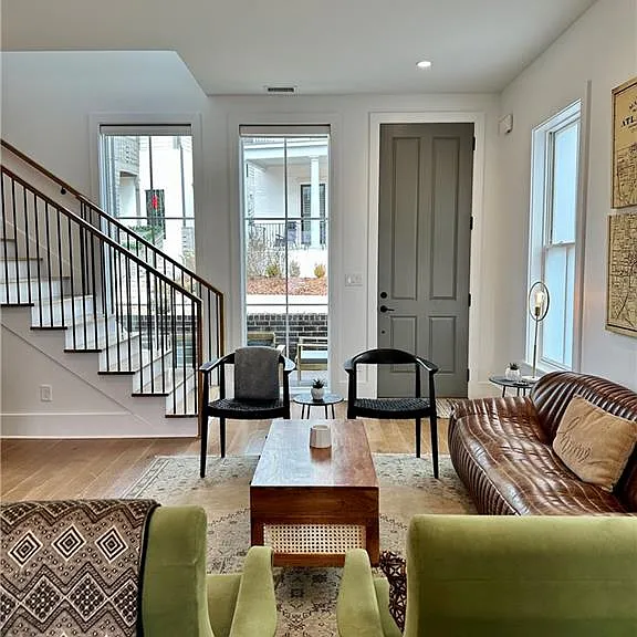 210 Glasgow Ln — Photo 8