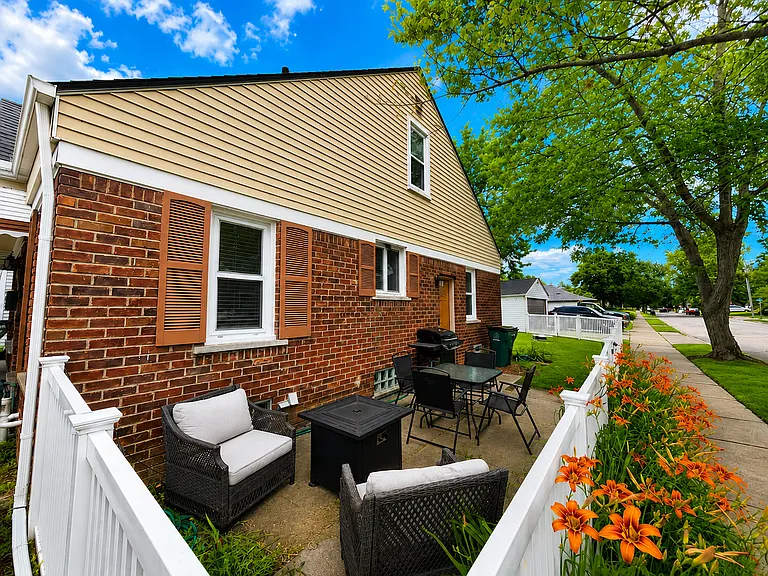 1089 Cambridge Rd — Photo 2