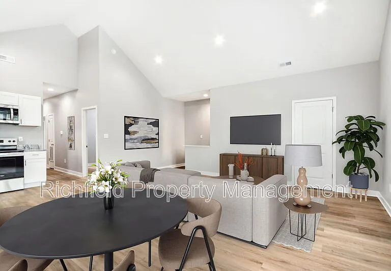 2034A E Maryland St — Photo 2