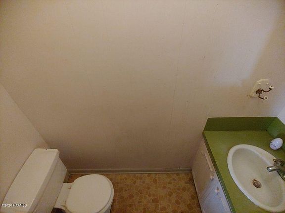 5th image of 816 Eaton Dr