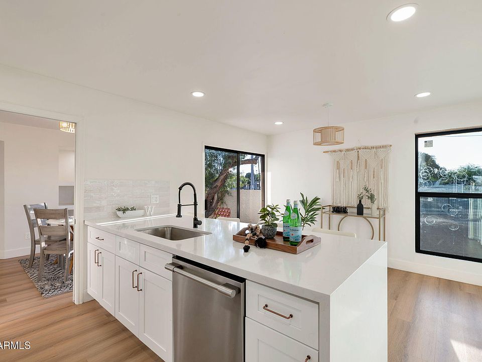 1st image of 703 E CORTE ORO --