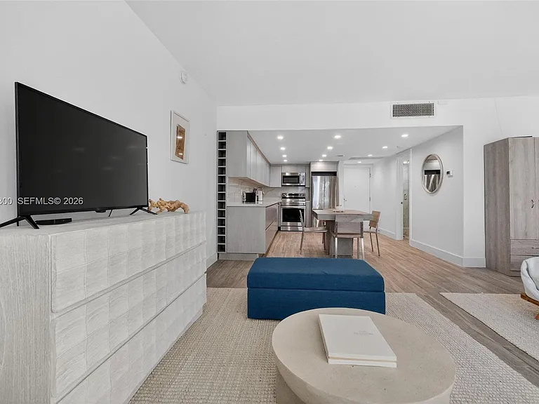 2301 Collins Ave #943 — Photo 32