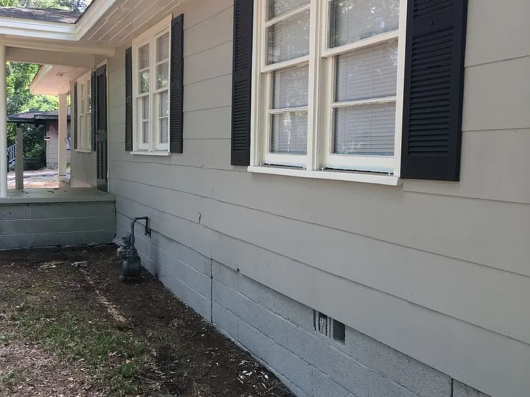 423 Wilshire Rd NE — Photo 2