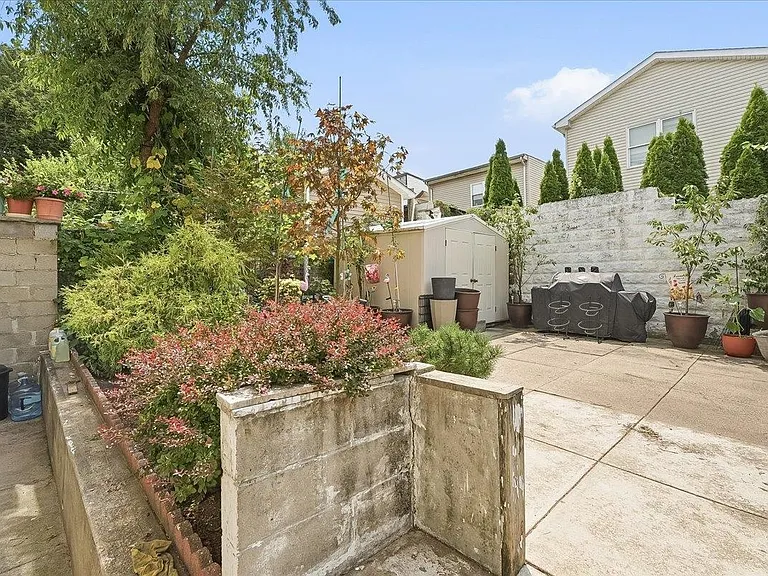 169 Zabriskie St #1 — Photo 32