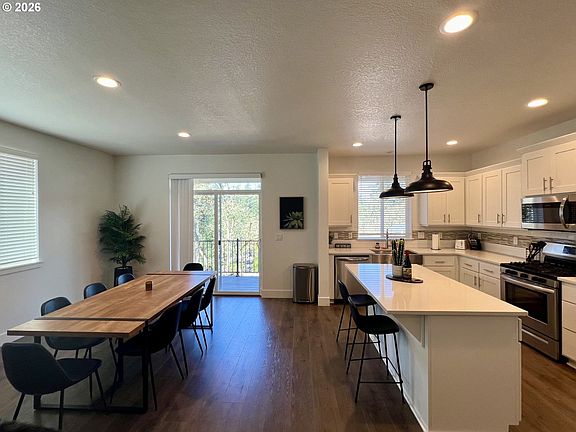 3rd image of 2574 Brackenfern Rd