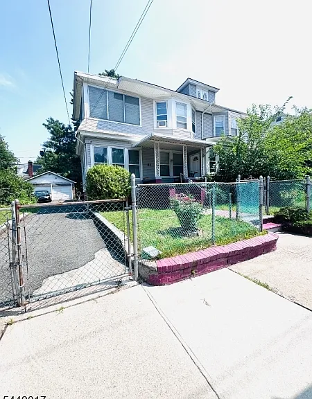 82 Leslie St — Photo 1