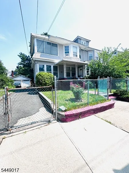 82 Leslie St