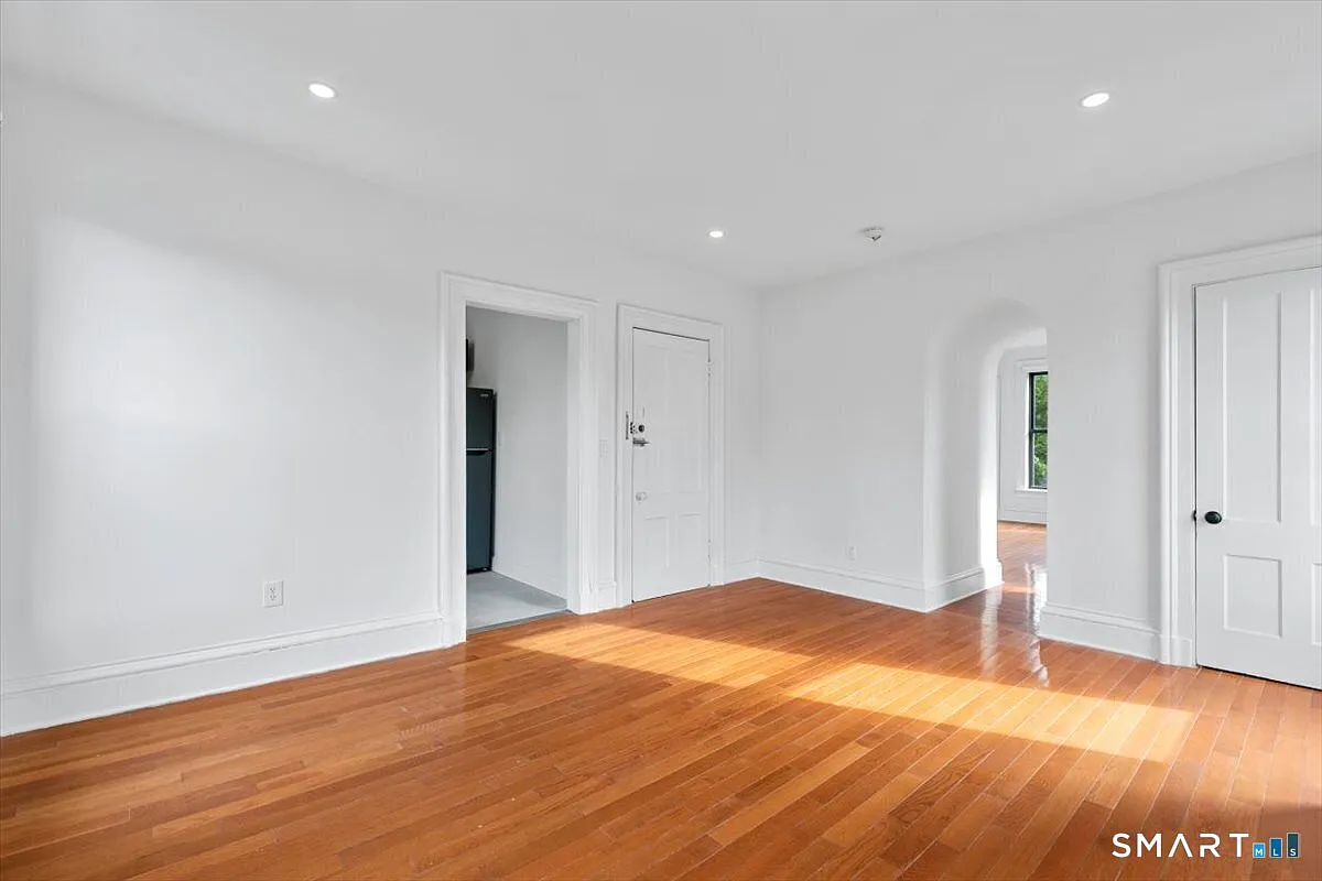 2 bed, 1.0 bath, 1200 sqft, $2,350 — Photo 3