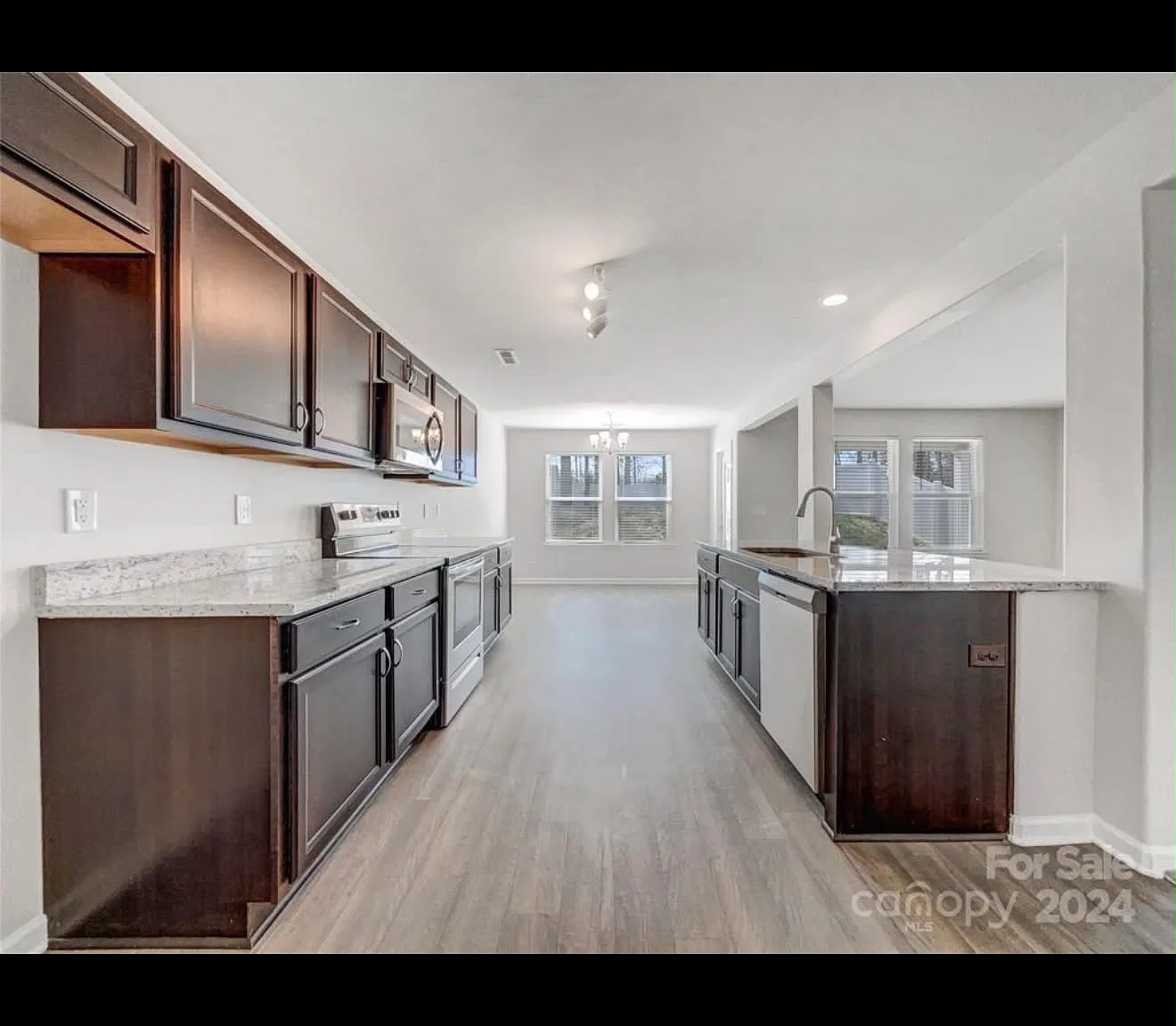 5 bed, 2.5 bath, 2005 sqft, $2,800 — Photo 3