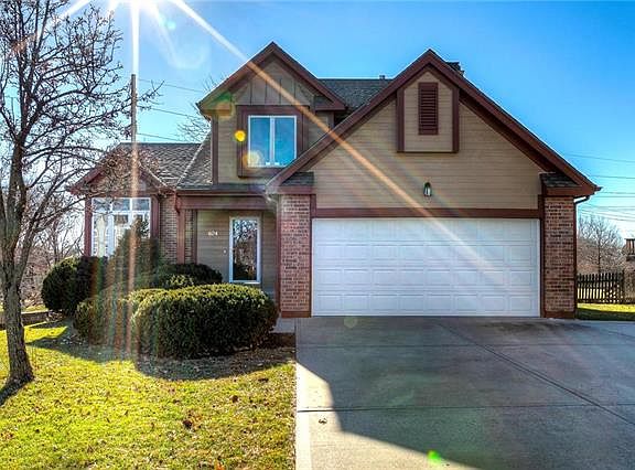 2nd image of 624 Hawthorne Ln