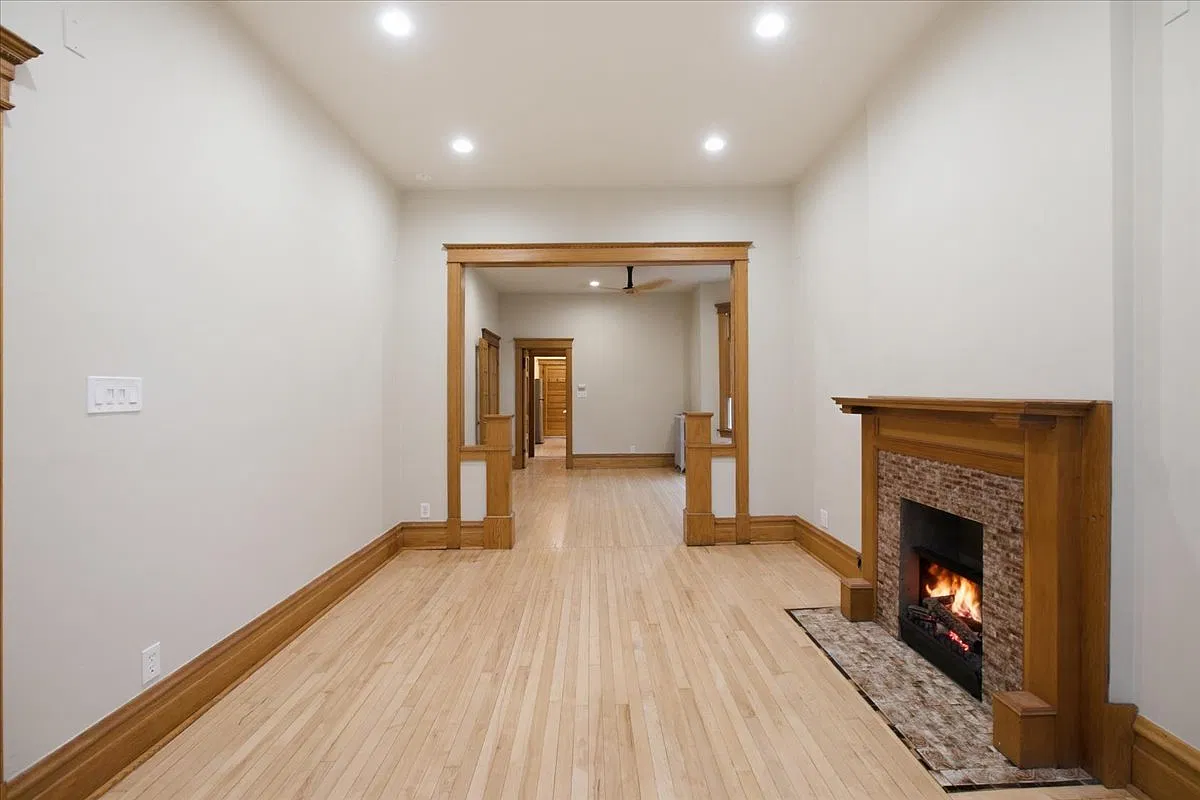 3 bed, 1301 sqft, $2,995 — Photo 3